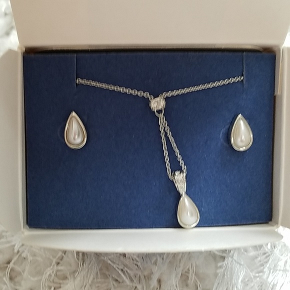 Matching pendant and pierced earrings - Picture 1 of 4